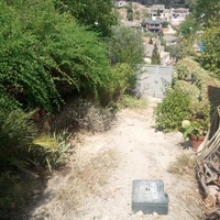 Construcción de muro de contención de rocalla con función de jardinera