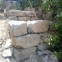 Construcción de muro de contención de rocalla con función de jardinera