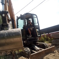 Construcción de muro de contención de rocalla con función de jardinera