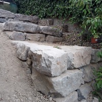 Construcción de muro de contención de rocalla con función de jardinera