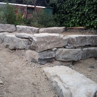 Construcción de muro de contención de rocalla con función de jardinera