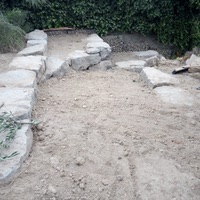 Construcción de muro de contención de rocalla con función de jardinera