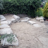 Construcción de muro de contención de rocalla con función de jardinera