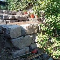 Construcción de muro de contención de rocalla con función de jardinera