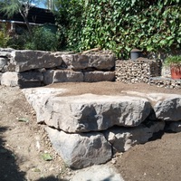 Construcción de muro de contención de rocalla con función de jardinera