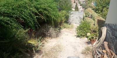 Construcción de muro de contención de rocalla con función de jardinera