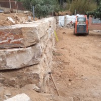 Construcción de muro de rocalla en Mataró