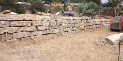 Construcción de muro de rocalla en Mataró