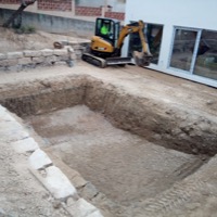 Excavación de piscina con muro de rocalla