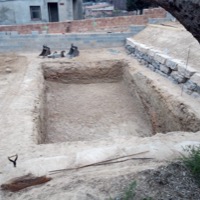 Excavación de piscina con muro de rocalla