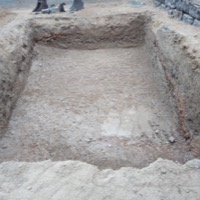 Excavació de piscina amb mur de rocalla