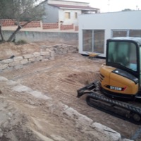 Excavación de piscina con muro de rocalla