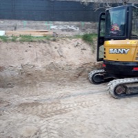 Excavación de piscina con muro de rocalla