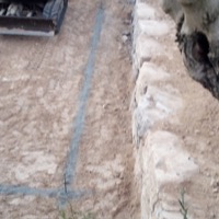 Excavació de piscina amb mur de rocalla