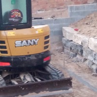 Excavación de piscina con muro de rocalla