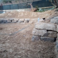 Excavació de piscina amb mur de rocalla