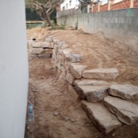 Excavación de piscina con muro de rocalla