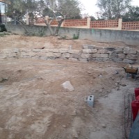 Excavación de piscina con muro de rocalla