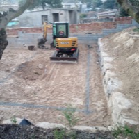 Excavació de piscina amb mur de rocalla