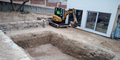 Excavación de piscina con muro de rocalla