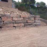 Excavació per a mur de rocalla