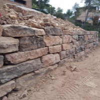 Excavació per a mur de rocalla
