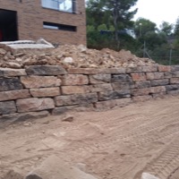 Excavació per a mur de rocalla