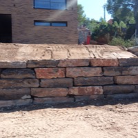 Excavació per a mur de rocalla