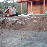 Muro de rocalla con escalera de piedra