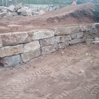 Muro de rocalla con escalera de piedra