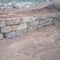 Muro de rocalla con escalera de piedra