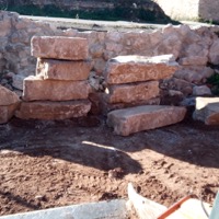 Muro de rocalla con escalera de piedra