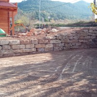 Mur de rocalla amb escala de pedra