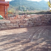 Muro de rocalla con escalera de piedra