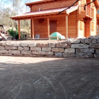 Mur de rocalla amb escala de pedra