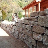 Muro de rocalla con escalera de piedra