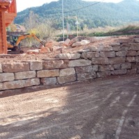 Mur de rocalla amb escala de pedra