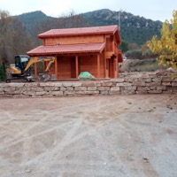 Muro de rocalla con escalera de piedra