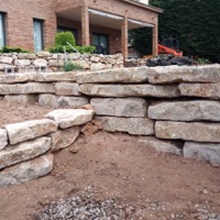 Mur de rocalla a Begues