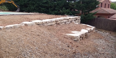 Muro de rocalla en Begues