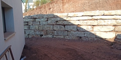 Muros de rocalla en Matadepera